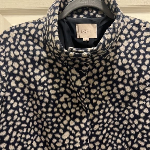 Ann Taylor LOFT zip up coat with snaps near the neck. EUC! Size Large. - Picture 2 of 8